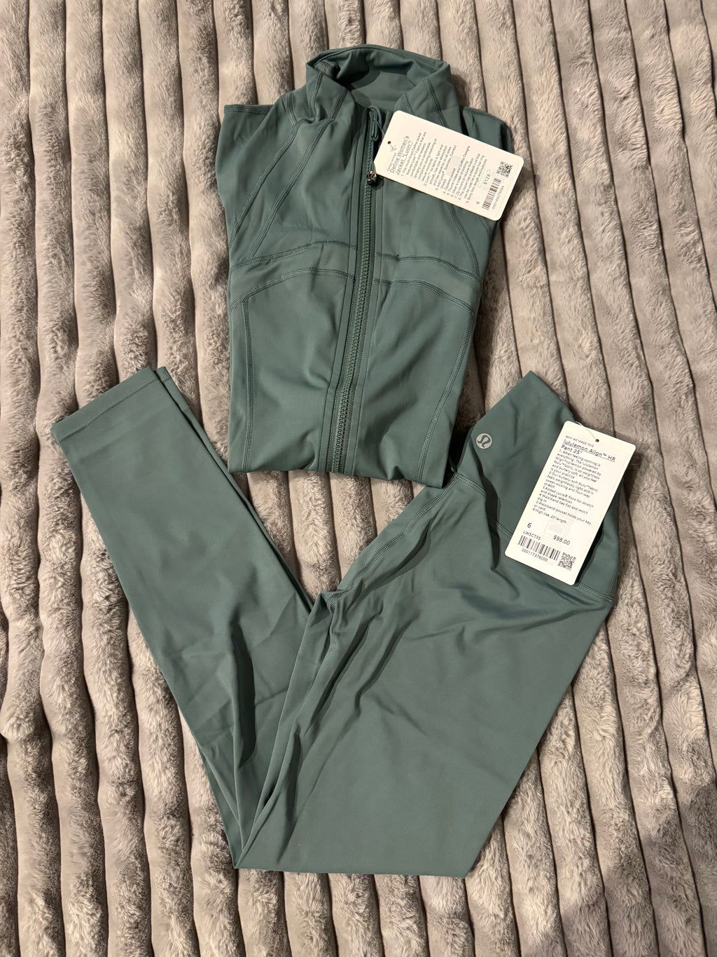 Moss Green I NWT  🏷️ I  LuLuLemon Athletica Define Women’s 2-Piece Set