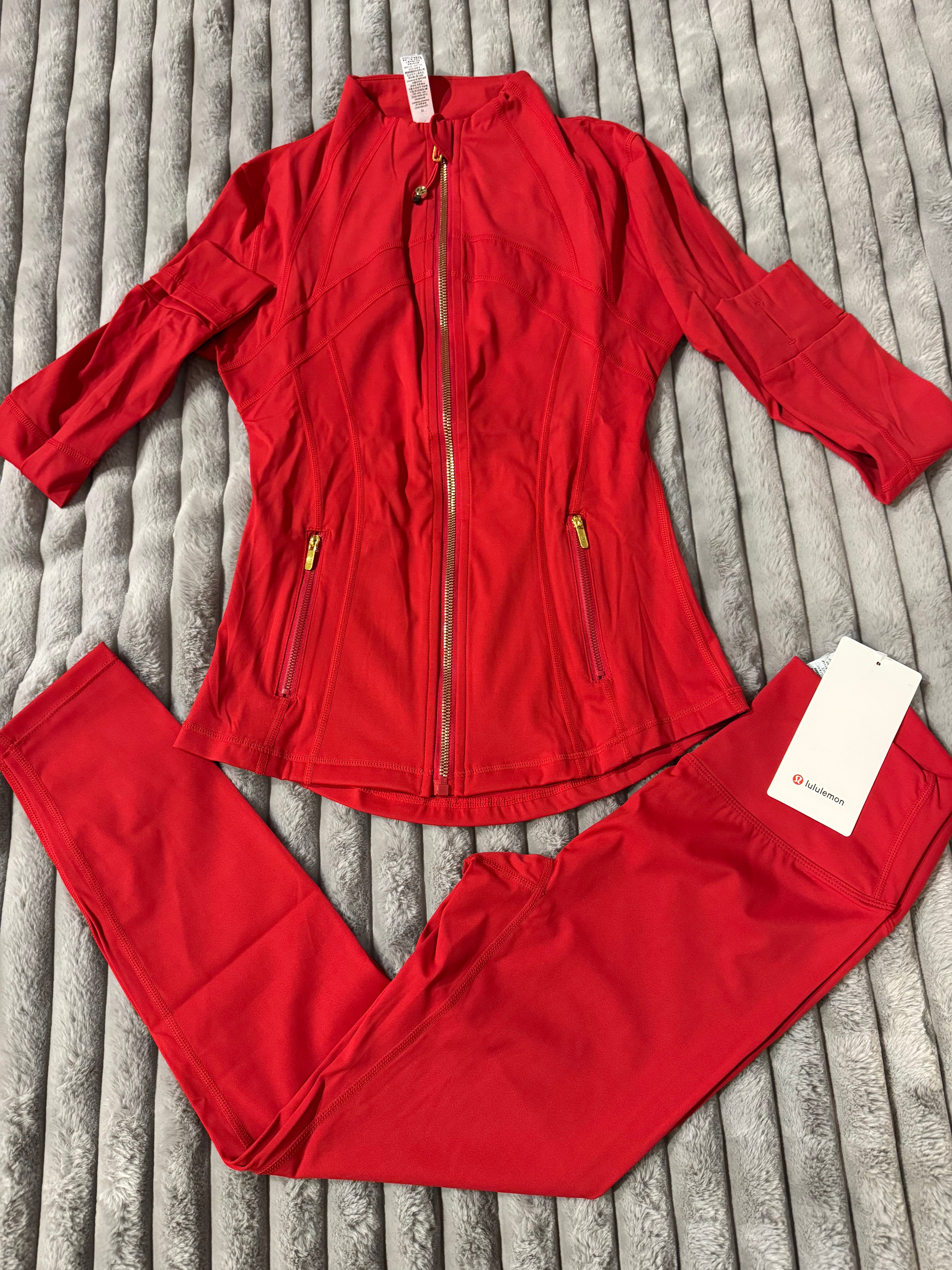 RED I NWT  🏷️ I  LuLuLemon Athletica Define Women’s 2-Piece Set